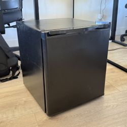 Mini-Fridge (NEED GONE)