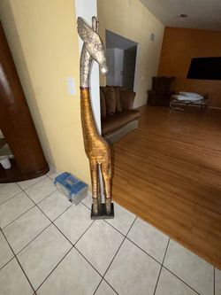 Golden Giraffe Floor Statue — 5-Foot Statement Piece
