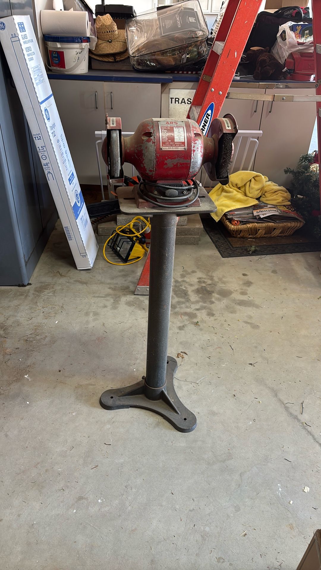 Electric bench grinder