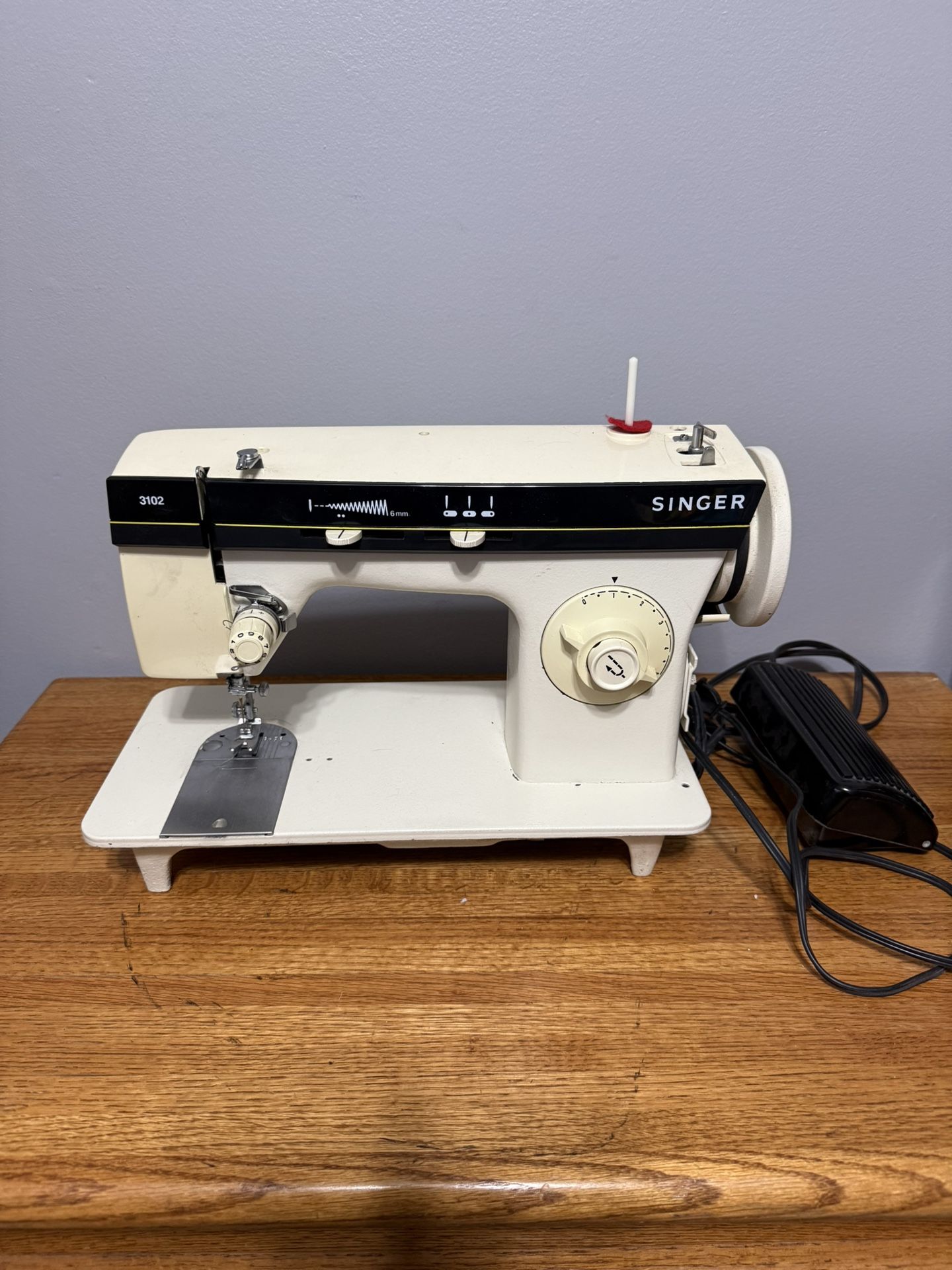 Singer 3102 White Black Household Mechanical Sewing Machine Powers On NOT WORKIN