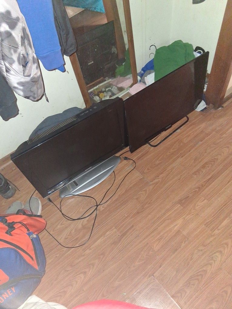 2 TV"s 1 Is Flat Screen Both Have Stands No Cracks Or Scratches 