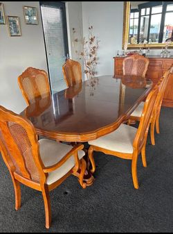 Extendble Dinning table & chairs