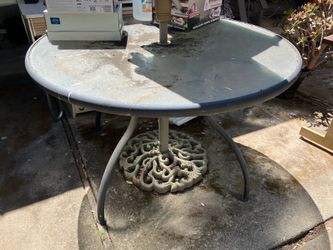 Outdoor circular table with umbrella stand