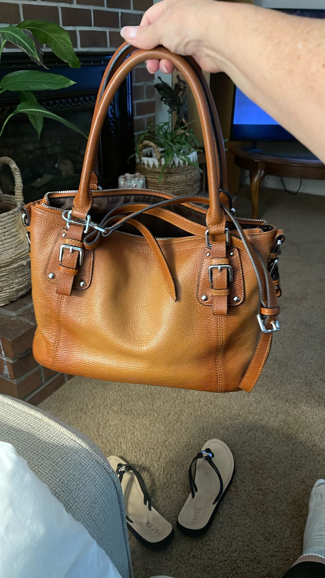 HESHE purse In Nice Condition. Leather