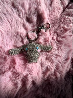 Detailed diamond cinnamon roll keychain