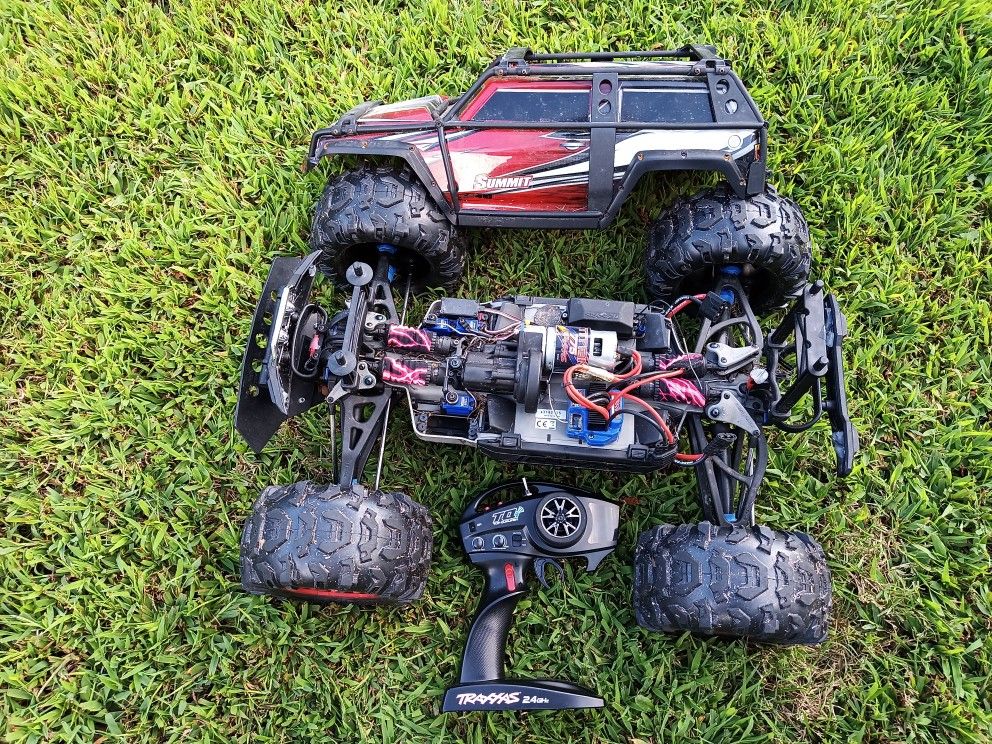 Traxxas summit. 4x4. With remote and batteries