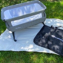 Mika Micky Baby Bassinet, Baby Basinet Bedside Sleeper, Easy to Fold Portable Crib Side Bassinet