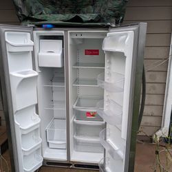 Refrigerator With Water Dispenser And Ice Maker 