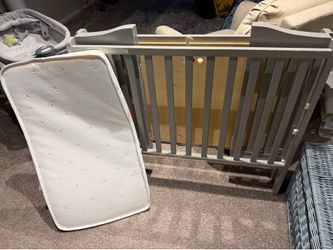 Dream On Me Jett Non-Full Size Folding Crib I Removable Wheels I Modern Nursey I Adjustable Mattress Support I Patent Folding System I Included 2.5” M