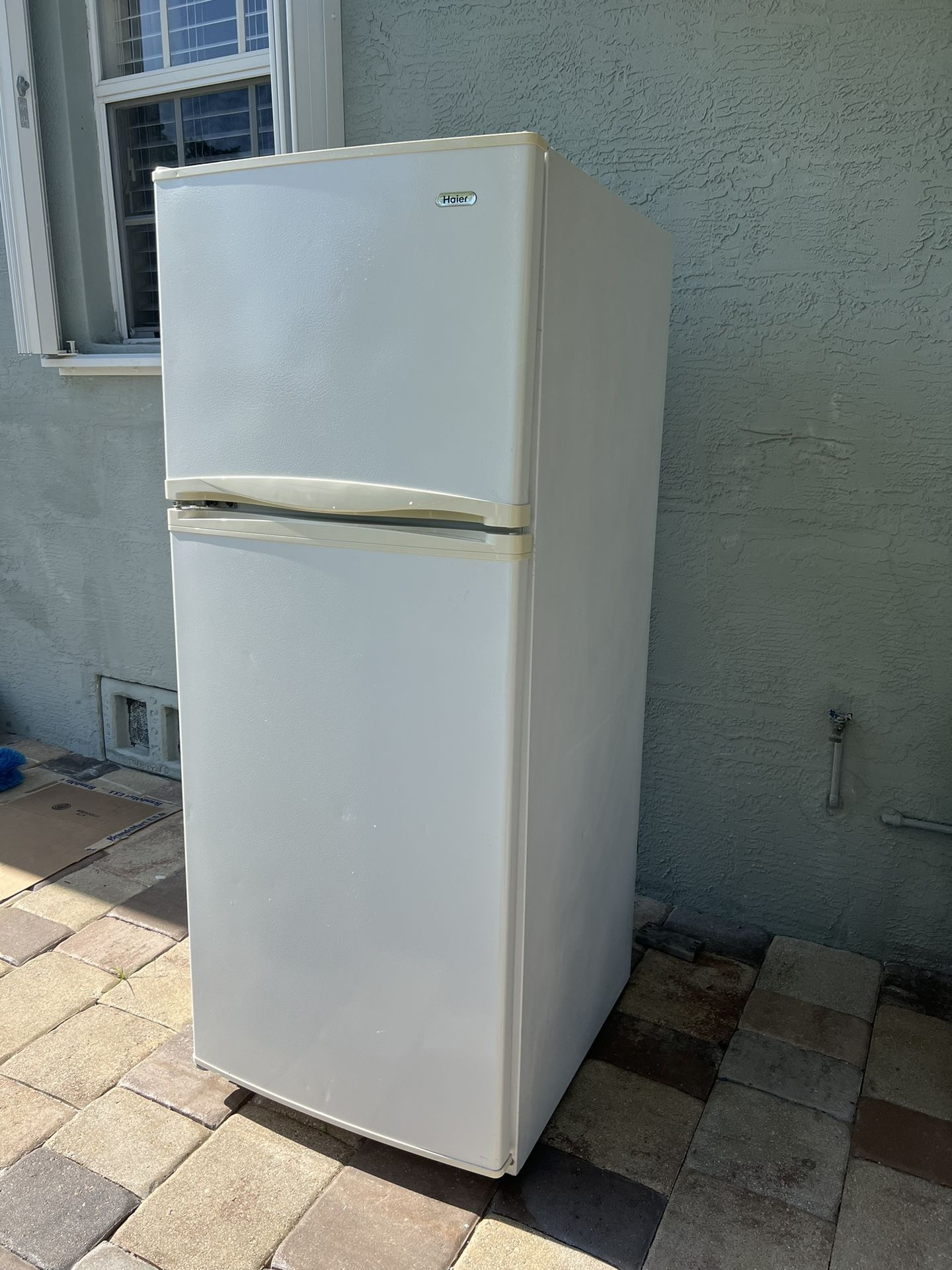 Haier HRF10WNBWW Refrigerator -10.9 cu. ft