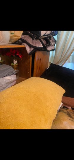 Gratis cabecera y 2 mesas de noche y una cajonera
