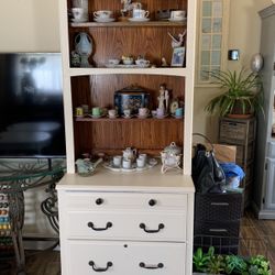 Curio Cabinet  Oak  Idem On It Not Included $80