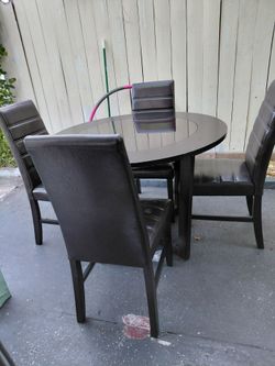 🍽️ Round Dining Table + 4 Chairs – Great Condition