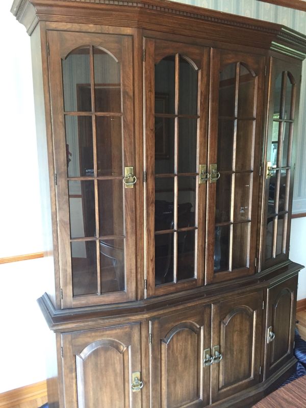 Pennsylvania House Solid Cherry Wood Oval Dining Table Lighted Hutch Pennsylvania House Solid Cherry Wood Oval Dining Table Lighted Hutch Two Armed And Four Armless Chairs