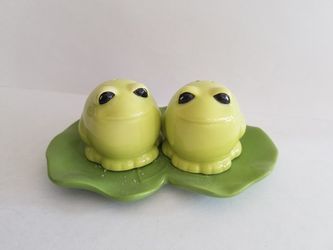 Grasslands Road 3-inch by 4-1/2-inch by 1 3/8-inch frog salt and pepper set on lily pad caddy