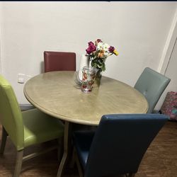 Round Table With Chairs 