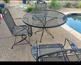 Black iron patio set