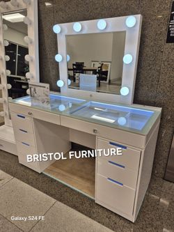 🎪 White Vanity Set, Mirror And Vanity Base, New In The Box.