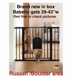 Babelio Auto Close Baby Gate with Cat Door, 29-43" wide. Russell/Boulder area