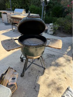 Big green egg xl w ceramic grill stores accessories