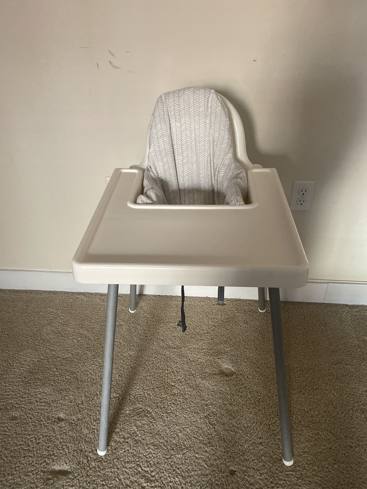 White Baby High Chair /// silla alta para bebé