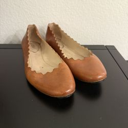 CHLOÉ Scalloped Edge Ballerina Flats in Tan, Size 37