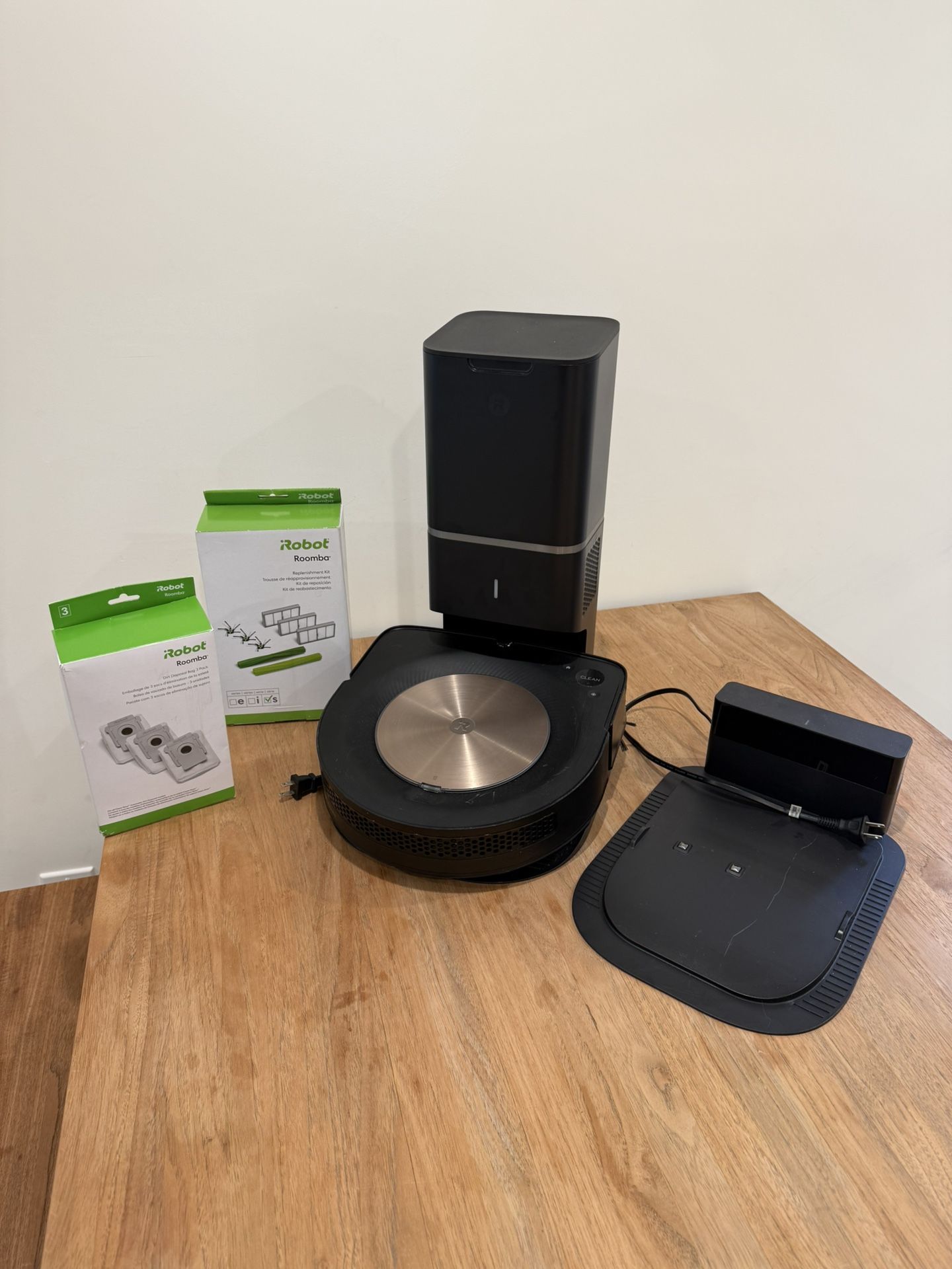 Roomba s9+ Self-Emptying + extra base / kit