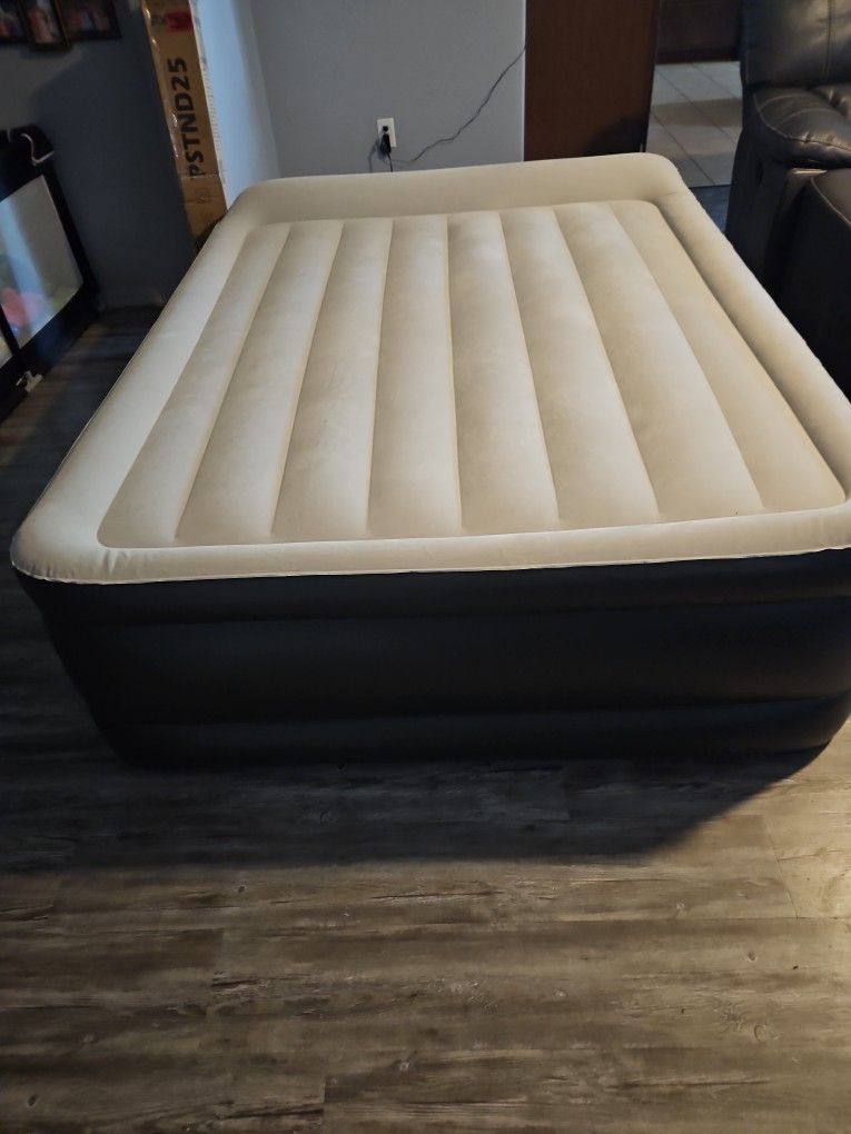 SLEEPLUX Durable Inflatable Air Mattress With BuiltIn Pump, Pillow And