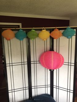 Lots of paper lanterns, great for weddings, parties or photo shoots!