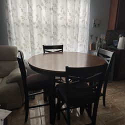 Dining table round 48in round