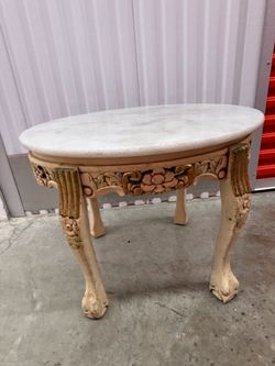 Side table white oval shaped marble 24“ x 18“ x 10“ ball and claw wood frame base Side table white oval shaped marble 24” x 18” x 10” ball and claw wo