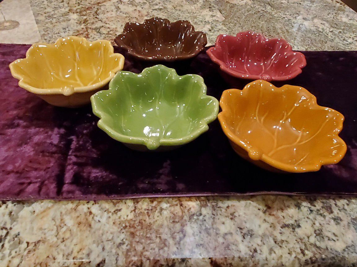 Five (5) Henn Pottery 6" Leaf Bowls