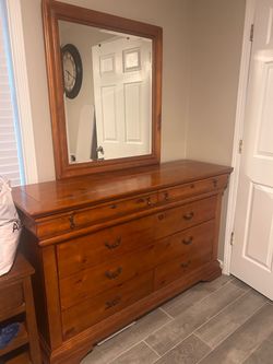Drawer dresser includes the mirror