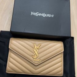 CASSANDRE ENVELOPE CHAIN WALLET IN GRAIN DE POUDRE LEATHER