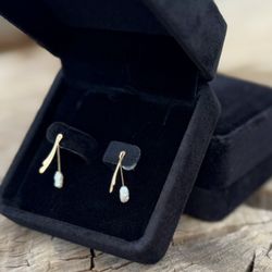 14K Gold Dangling Pearl Earrings