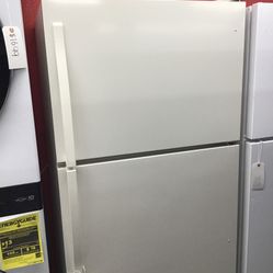 New Scratch And Dent Whirlpool  19 Cu Ft Top And Bottom Fridge. 1 year Warranty 