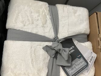 Plush Blanket “twin” Better Homes New 
