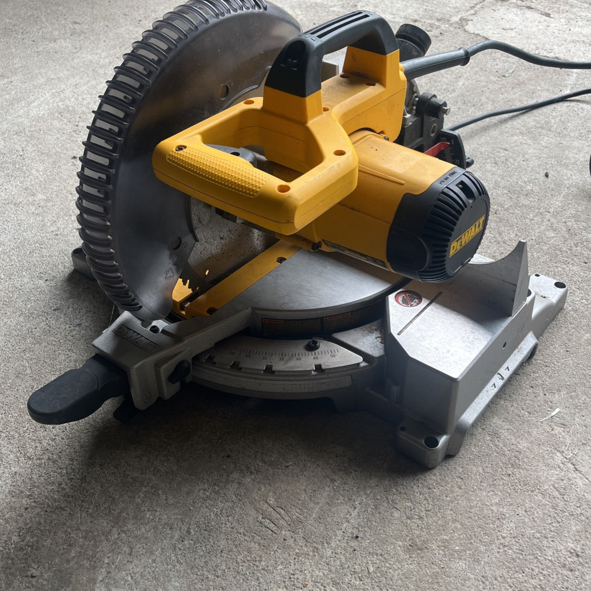 Dewalt Dw 713 10”Compound Miter Saw