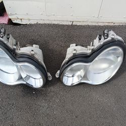 2001-2007 Mercedes C250/300/350 Headlights With Light Bulbs And Accessories Oem. 