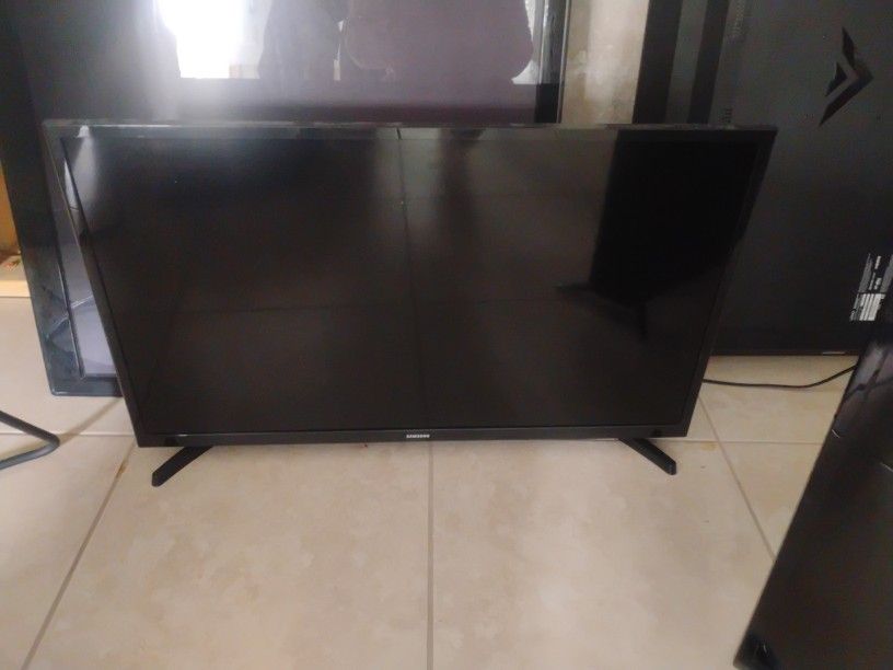 32inch Samsung Smart TV In Like New Cond Having To Move Can't Take It With Me