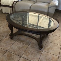 Solid Wood Coffee Table OVAL 48”L. 34” W. 20”D    ( Good Condition)