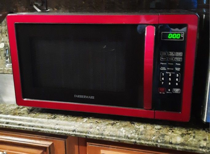Farberware Microwave - XL 1000 Watts. In Like New Condition & Super Clean