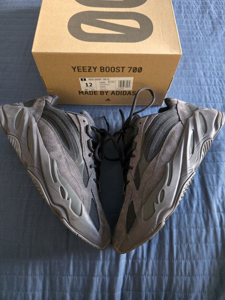 Adidas Yeezy 700