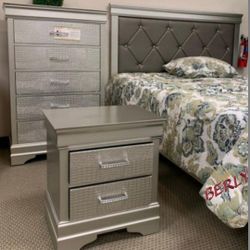 Amalia Queen Size Bedroom Set - Silver