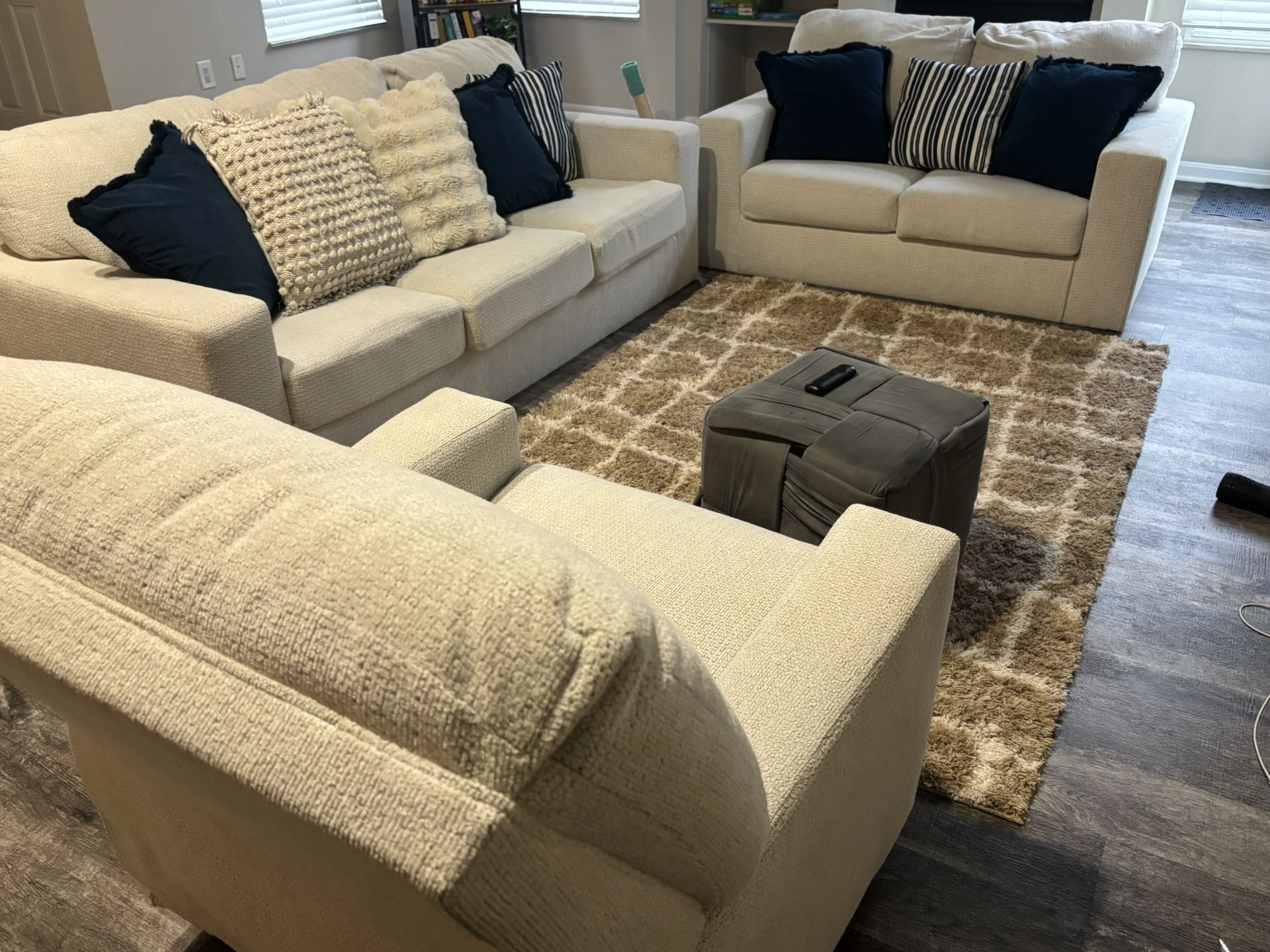 Living Room Set & Pillows - Couch, Lover seat & Ricliner Walker