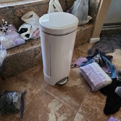 Munchkin Diaper Trash Can