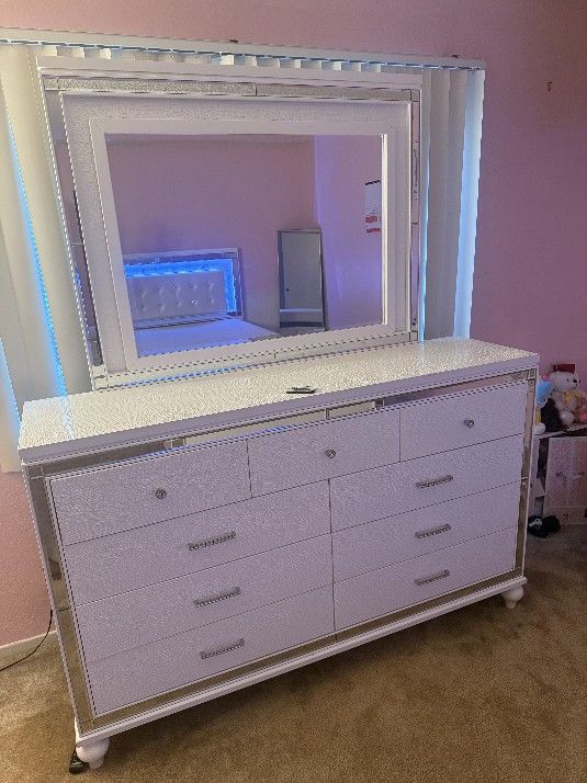 Ladies/girls Bedroom Set. Purchase Earlier This Year, But Now Were Moving