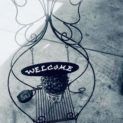 BLACK METAL SOLAR BUTTERFLY 🦋 PLANT STAND WITH WELCOME SING