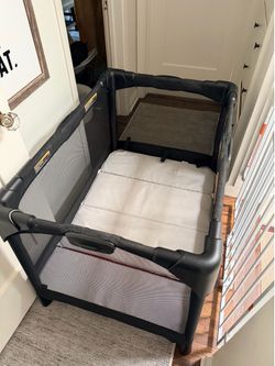 4moms Breeze Playard with Bassinet, Changing Table + Travel Bag