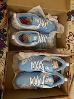 TWO (2) NEW BALANCE - CAROLINA/WHITE FUELCELL 4040V6 METAL SPIKES (L4040SD6)